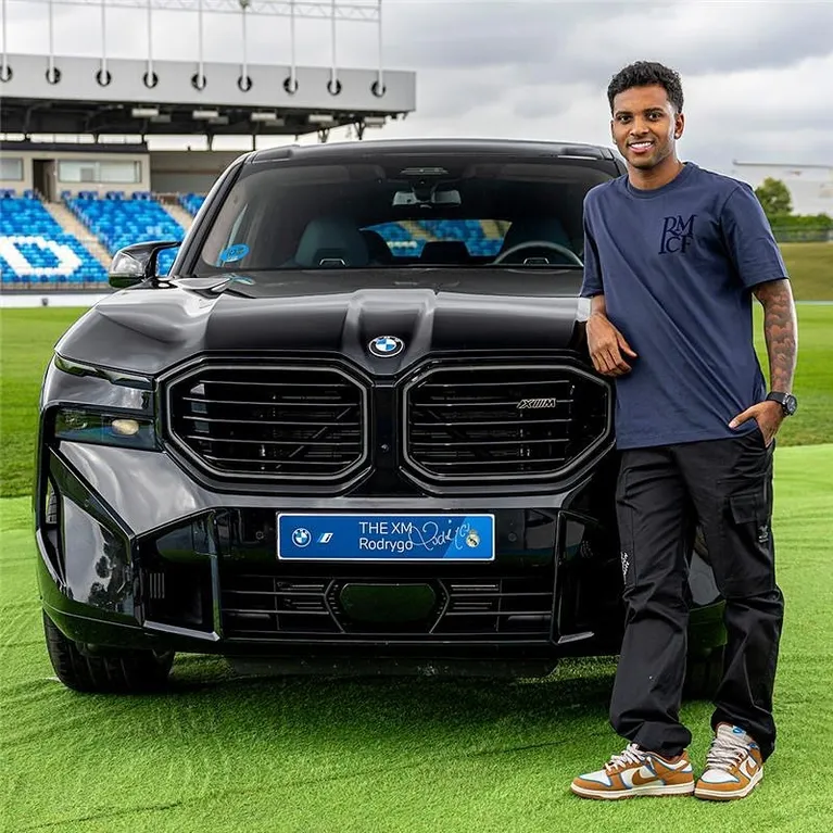 Rodrygo com a sua BMW XM