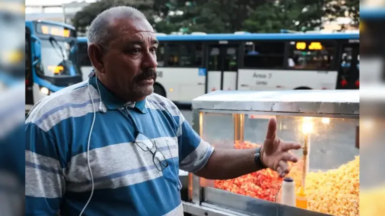 Enquanto vende pipoca, Gil Lopes usa os fones para ouvir mensagens dos filhos