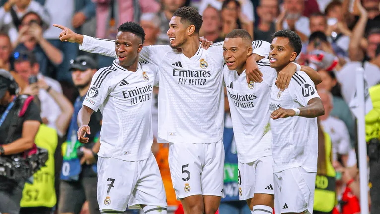 Vini, Bellingham, Mbappé e Rodrygo comemoram o primeiro gol do time