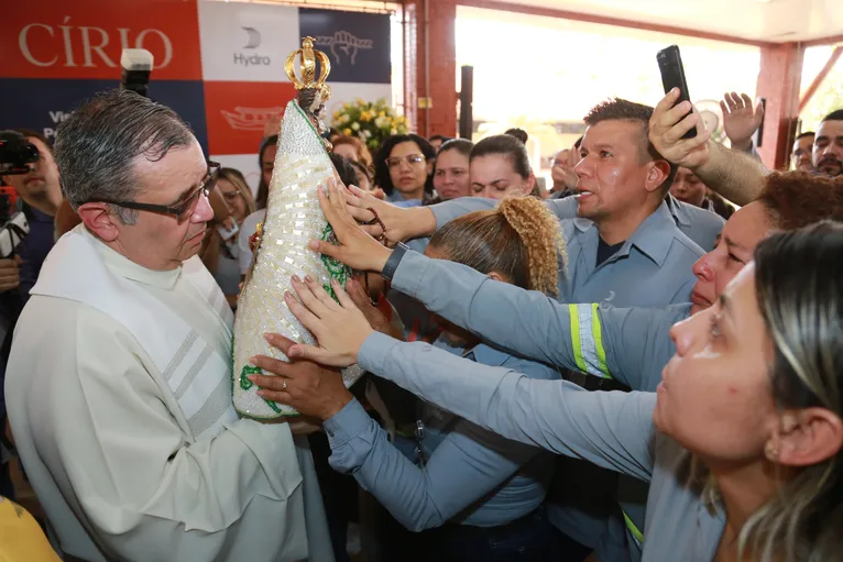 Visita da imagem peregrina a uma das unidades da Hydro no Pará.