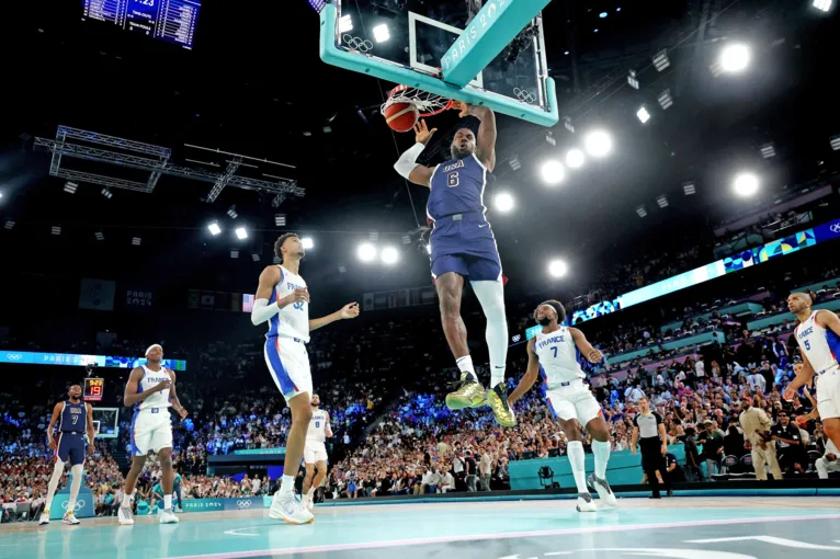 Enterrada de LeBron na cara de  Wembanyama