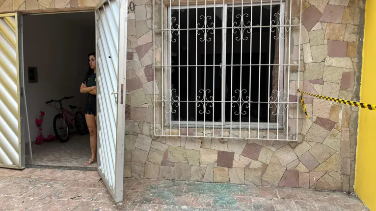 Casa em frente ao prédio foi danificada com a intensidade da explosão