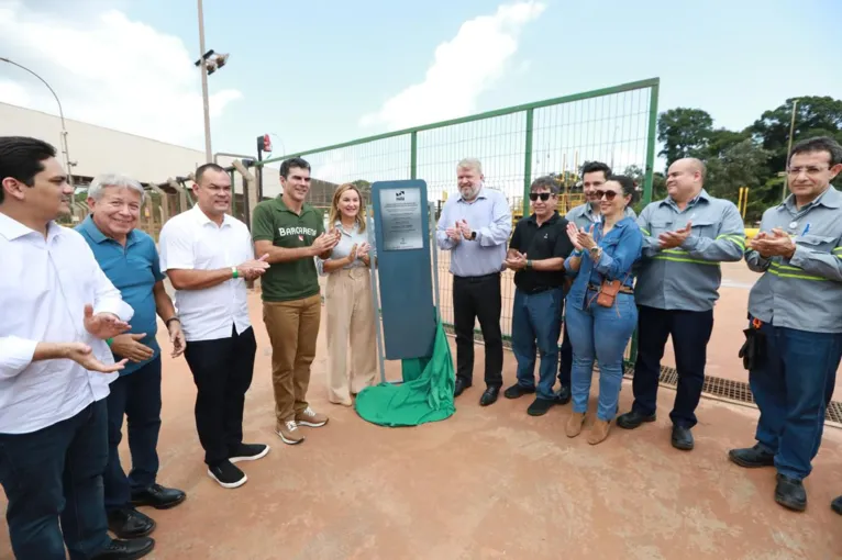 O governador Helder Barbalho, a vice-governador Hana Ghassan e executivos da Hydro e da Alunorte