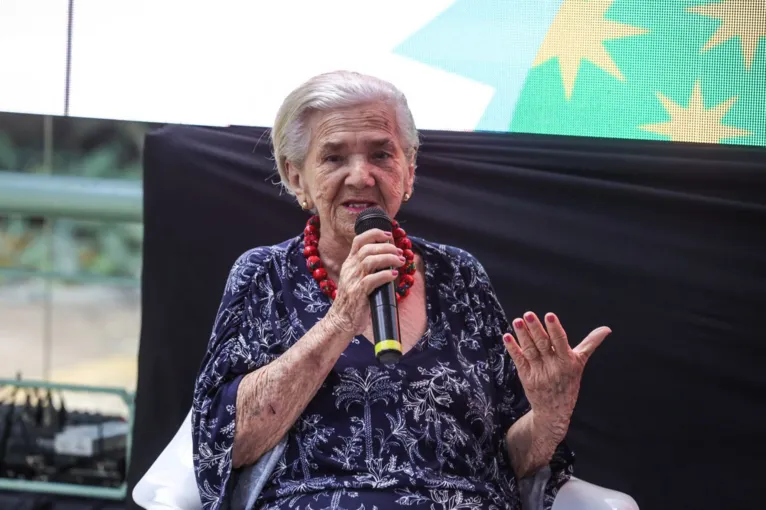 Iracema de Oliveira, uma vida dedicada aos pássaros juninos