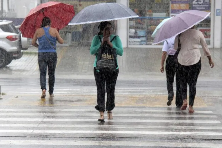 Palavras como chuva evideciam o chiado paraense.