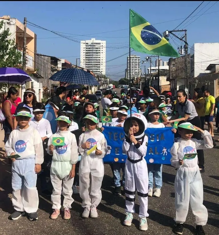 Crianças usam desfile para alertar sobre uso da tecnologia