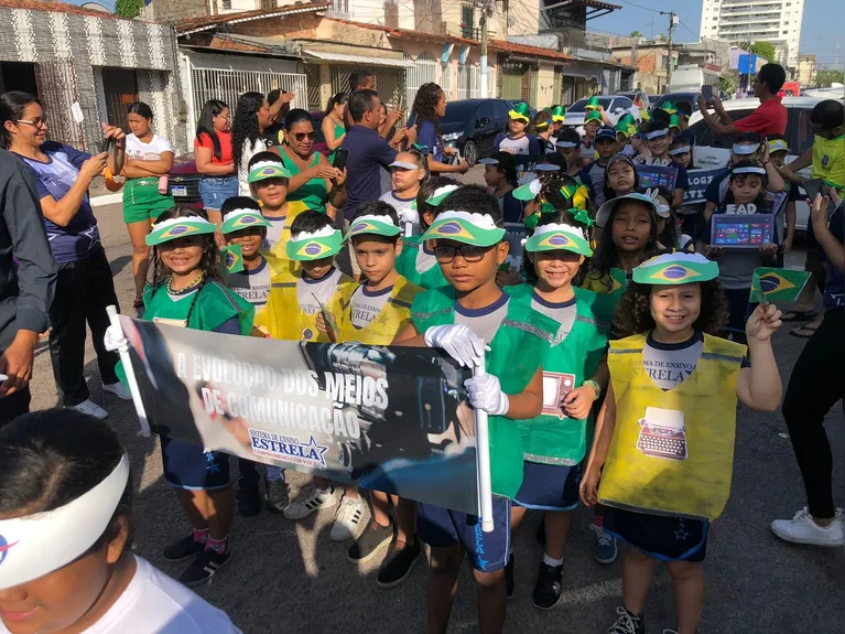 Crianças usam desfile para alertar sobre uso da tecnologia