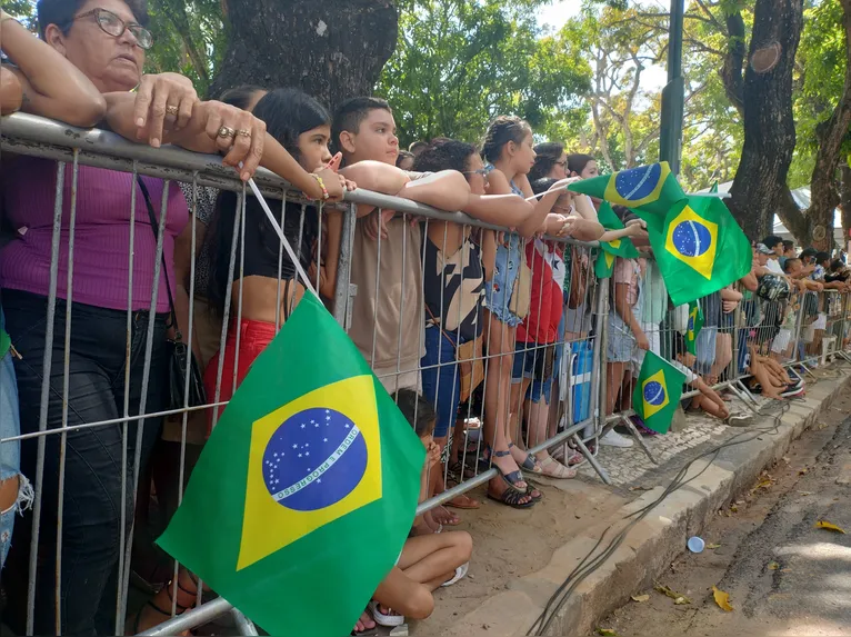 Várias pessoas se aglomeraram às margens da Avenida Presidente Vargas para assistir ao desfile.