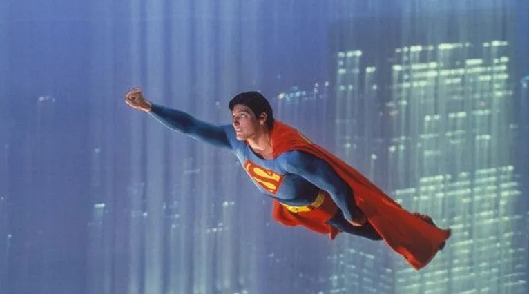 Sucesso mundial, o icônico homem de aço foi vivido pelo insuperável Christopher Reeve.