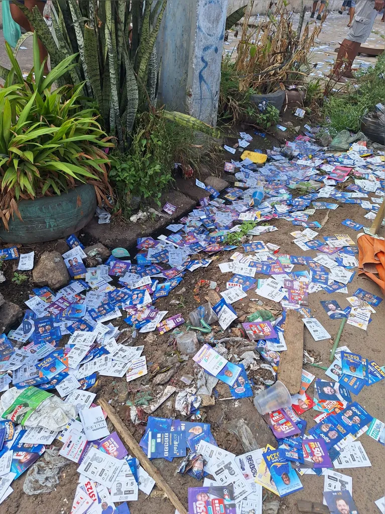 Em Belém, ruas sujas com santinhos próximos a locais de votação.