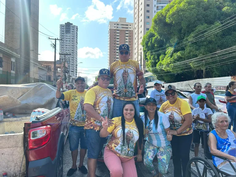 Grupo de amigos e família que doam água e frutas ao lado da RBA TV