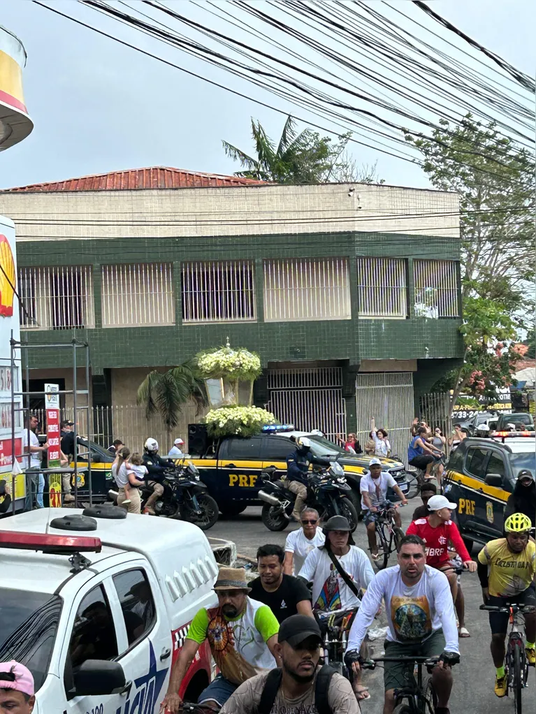 Centenas de fiéis seguem a procissão pelas ruas de Ananindeua.