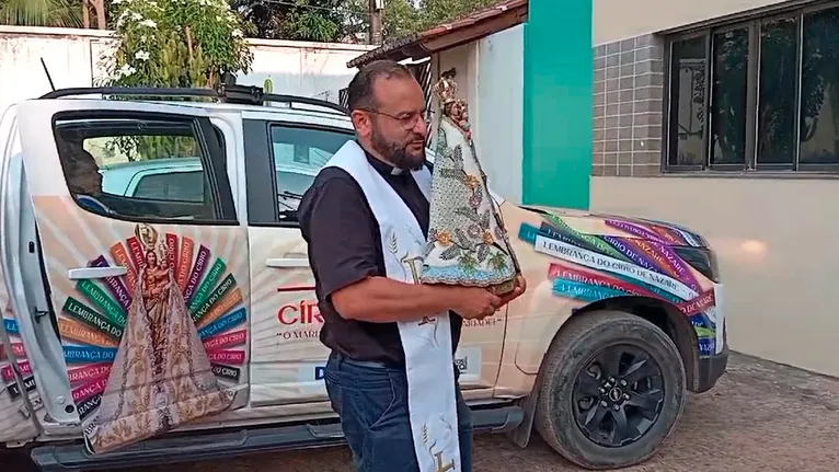 Momento da chagada da Imagem Peregrina de Nossa Senhora de Nazaré, sendo carregada pelo Padre Denis Robson.