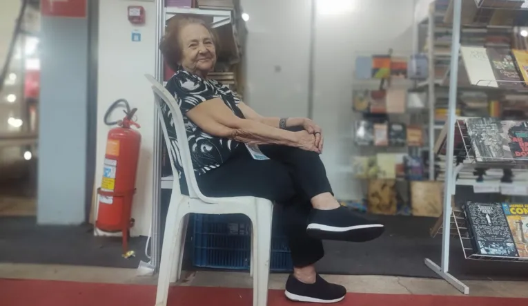 A professora aposentada Ana Lucia Bentes Dias, 79 anos, vê os livros usados como guardiões de memórias e histórias de vida.