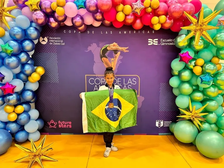 A atleta Bella Martins com a medalha de bronze.