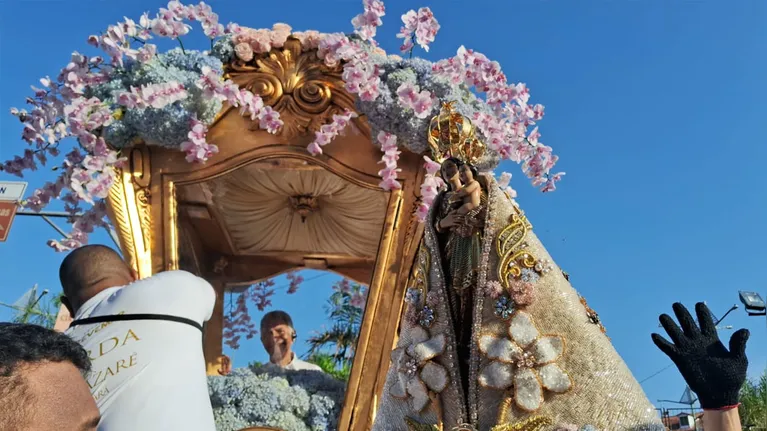 A imagem peregrina foi colocada na berlinda, emocionando os fiéis.