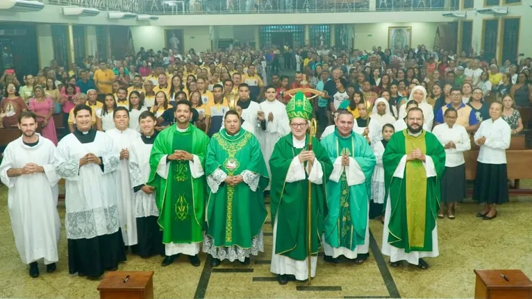 O Simpósio teve início com a Santa Missa, presidida por Dom Vital Corbellini, que contou com a participação de cerca de 700 pessoas