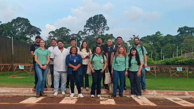 Jornalistas durante visita à Floresta Nacional de Carajás, em uma press-trip organizada pela Vale, explorando iniciativas de sustentabilidade e projetos socioambientais na região de Parauapebas, no Pará.