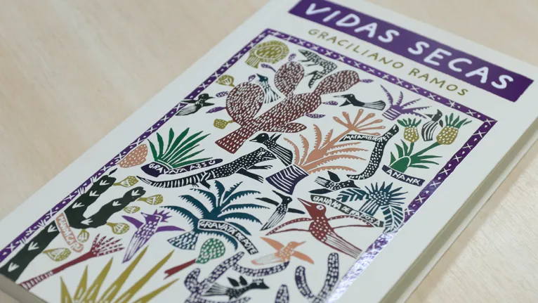 Capa da nova edição de "Vidas Secas," criada por J. Borges, um dos maiores nomes da xilogravura brasileira, recentemente falecido, que retrata a luta e a sobrevivência no sertão.