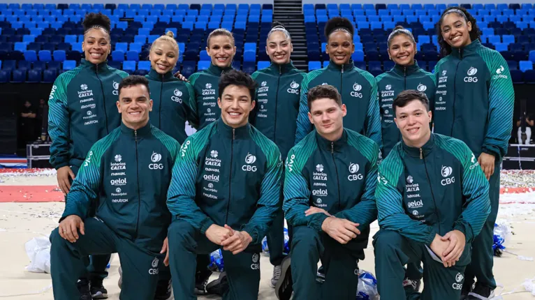 De pé, as reservas Andreza e Carolyne ao lado das titulares Rebeca Andrade. Júlia Soares, Jade Barbosa, Flávia Saraiva e Lorrane Oliveira.