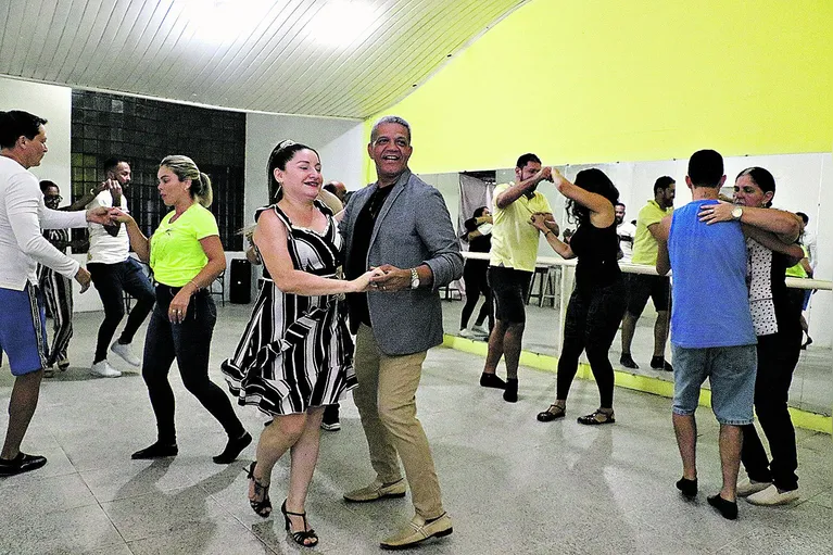 Os benefícios terapêuticos da dança são o combate ao estresse, equilíbrio da mente, liberação de tensões, melhora na autoestima, incentiva a harmonia e ajuda na socialização.