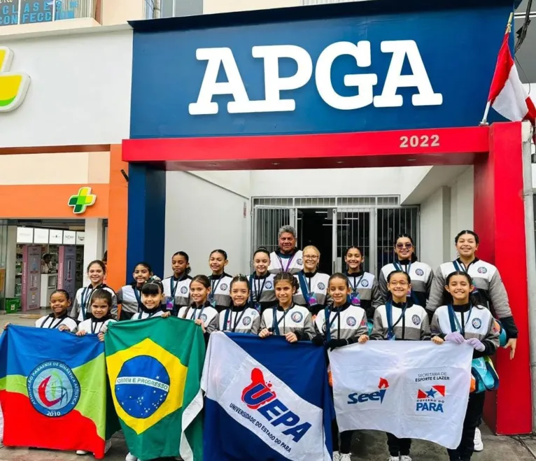 Delegação paraense em frente ao centro de treinamento no Peru.