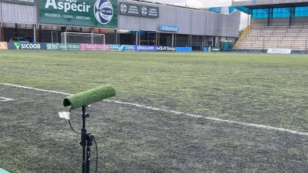 Campo de jogo do estádio do São José, em Porto Alegre, é alvo de críticas dos adversários há mais de uma década.