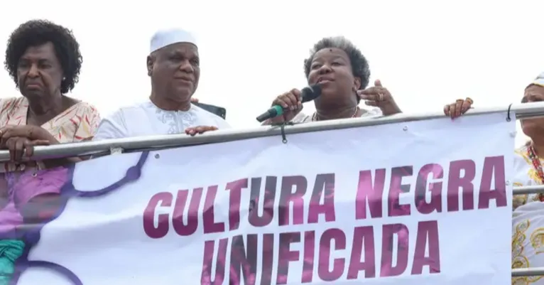 A deputada federal Benedita da Silva, o babalawô Ivanir dos Santos e a ministra dos Direitos Humanos, Macaé Evaristo durante a 17ª Caminhada em Defesa da Liberdade Religiosa, na praia de Copacabana.