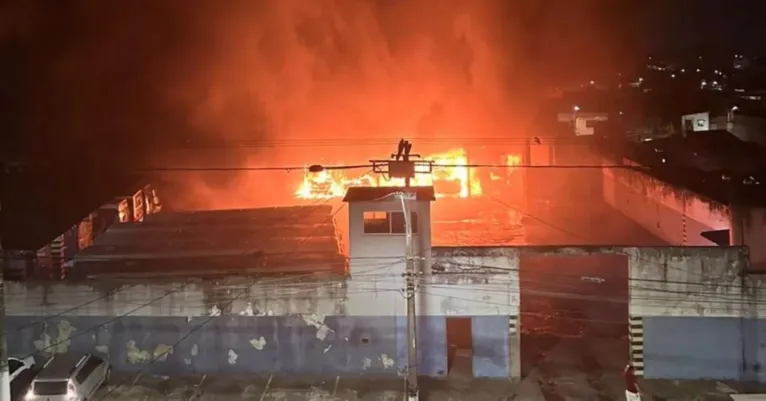 Incêndio destruiu ao menos cinco ônibus da Transportadora Arsenal na madrugada desta segunda-feira (26)