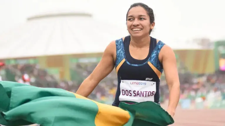 Jhulia dos Santos, de Terra Santa, compete na classe T11 do atletismo.