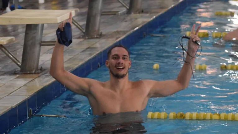 O nadador paraense comemora uma das medalhas conquistadas na Surdolímpíada Nacional de 2023, em Londrina (PR).