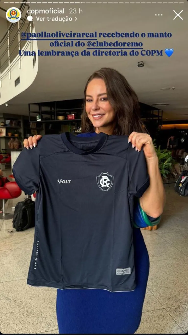 Paolla Oliveira posa com a camisa oficial do Clube do Remo, que ganhou do COPM.