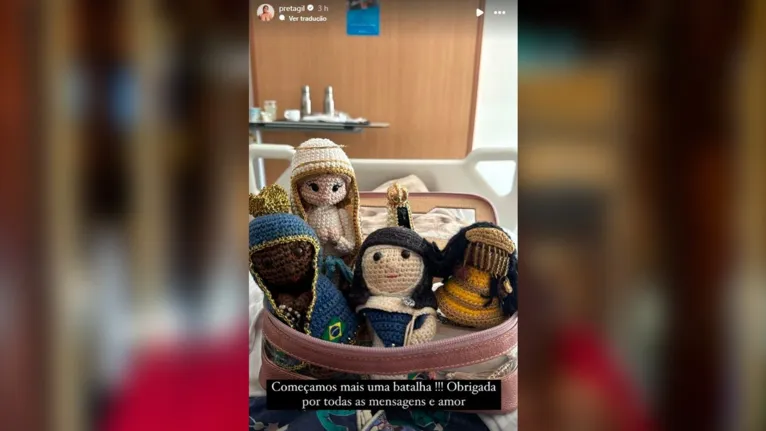 No post mais recente, a cantora compartilhou, já no hospital, a foto de figuras religiosas feitas em amigurumi, um estilo de costura