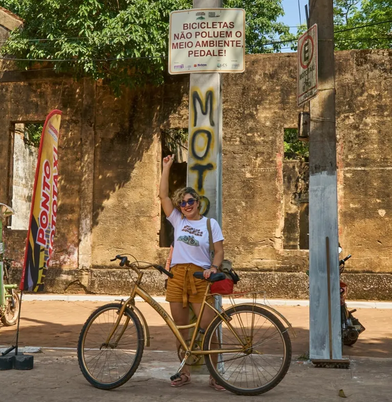 Projeto “Bicicletas Douradas” empresta bikes a moradores e turistas na Ilha de Cotijuba, em Belém.