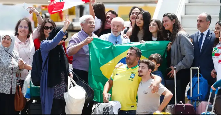 Brasileiros que estavam no Líbano, desembarcam do avião KC-30.