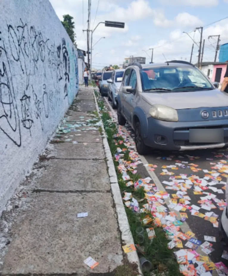 Em Ananindeua, rua fica tomada com santinhos.