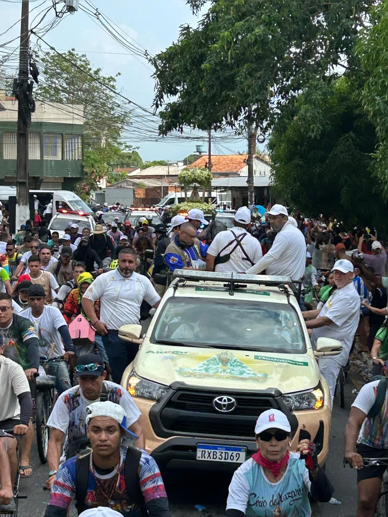 Mesmo com o atraso, centenas de devotos acompanham a procissão.