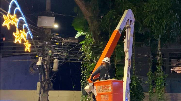 Iluminação cênica em Led com elementos marianos começaram a ser colocados pela cidade