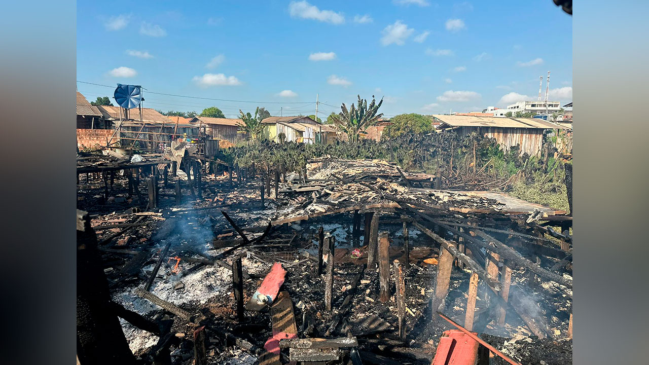 No início da manhã, equipes da Defesa Civil chegaram ao local para prestar assistência às famílias desabrigadas.