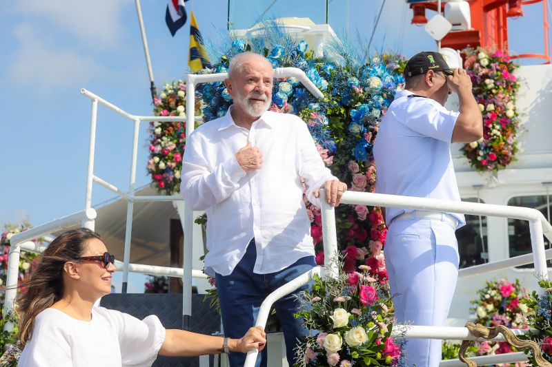 Janja e Lula no navio da marinha