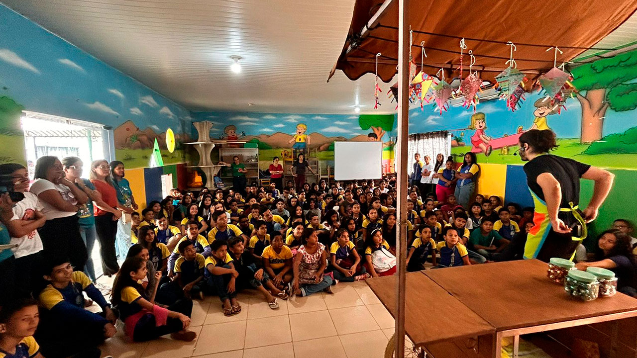 A iniciativa promove atividades educativas que incentivam o aprendizado lúdico sobre realizar a brincadeira com segurança.