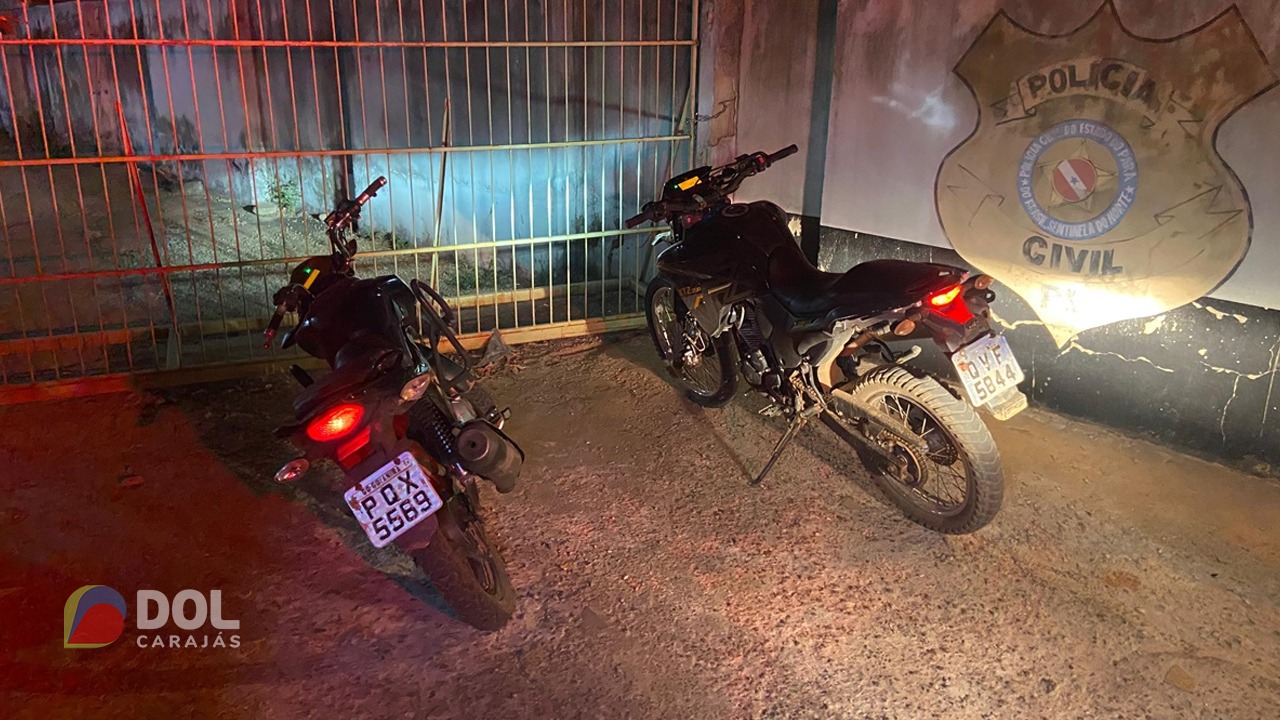 Também foram encontradas duas motos, sendo uma Honda Fan 160 preta (placa PQX-5569) e uma Yamaha Lander preta (placa QVF-5844).