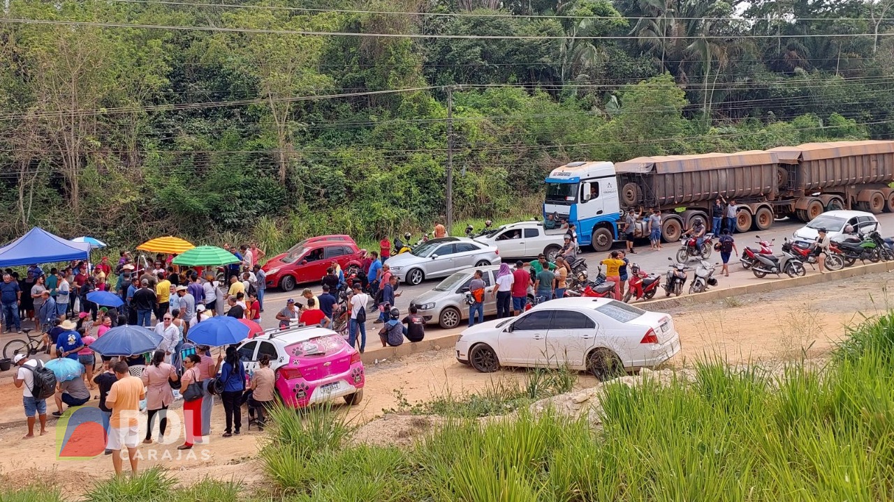 Protesto interrompe o fluxo do trânsito na BR-230 (Transamazônica)