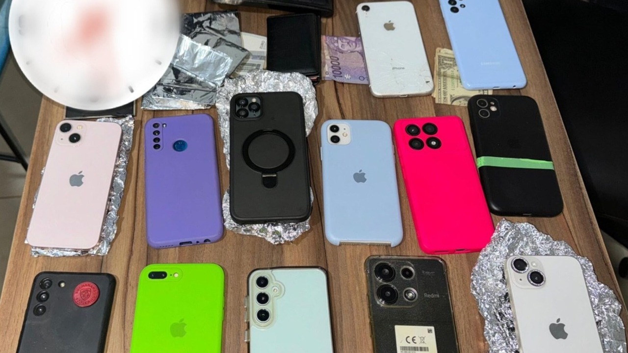 Foram encontrados 13 aparelhos celulares (7 iPhones, 3 Samsung e 3 Xiaomi), uma certa quantia em dinheiro (R$ 598 e 35 euros).