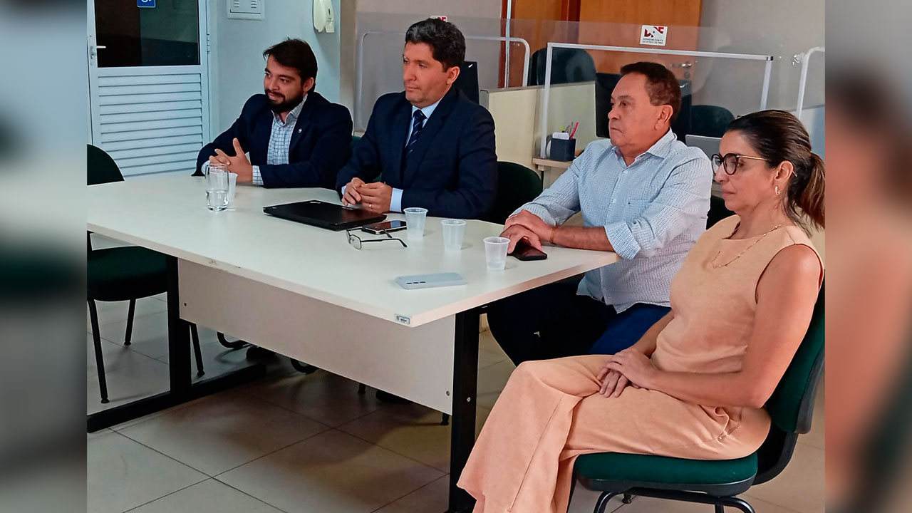 Defensor Público José Erickson Rodrigues (no meio), secretario João Chamon, advogados e defensores participaram de reunião na tarde desta quarta (18)