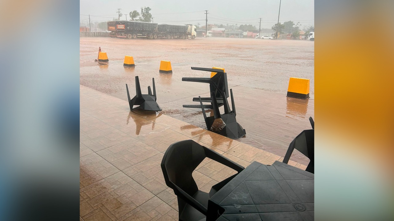 O temporal, que chegou inesperadamente, surpreendeu os moradores da região.