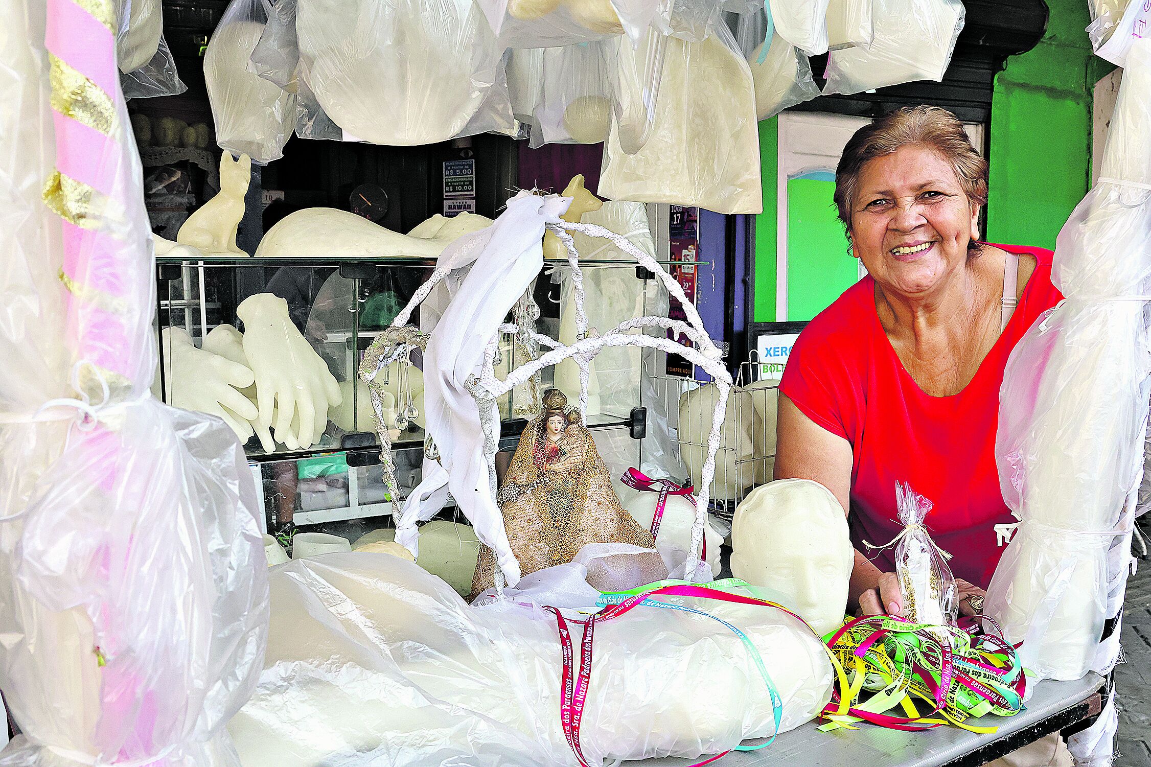 Maria das Graças Marques, 63, empreendedora. Estamos a um mês da maior festa católica que é o Círio de Nazaré, mas as novenas, os encontros familiares, o clima da festividade já começou. Vamos percorrer a área do comércio e mostrar como estão as vitrines, as lojas e até as barraquinhas de rua com vendas dos artigos religiosos de Nossa Senhora de Nazaré ou que remeta a festividade. 10/09/2024. Foto: Irene Almeida/Diário do Pará.