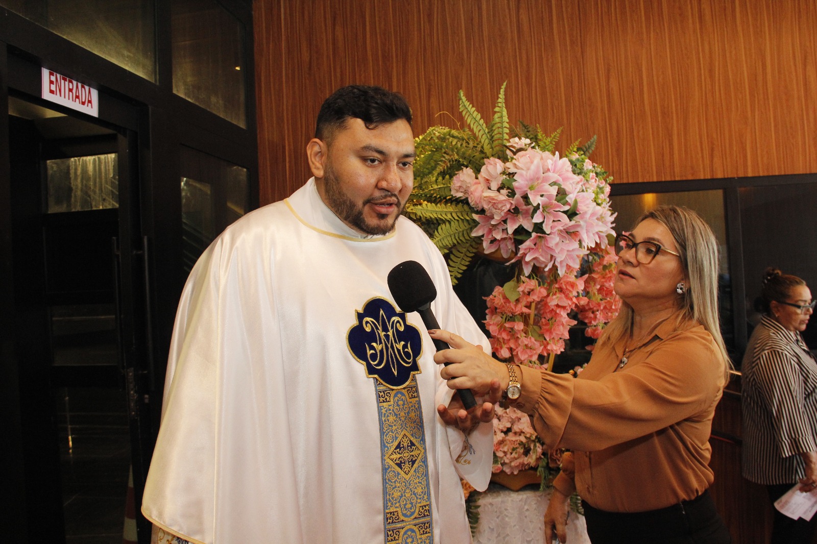 Pe. Leonardo Monteiro, da Paróquia Ascensão do Senhor e a jornalista Andréa Santos.