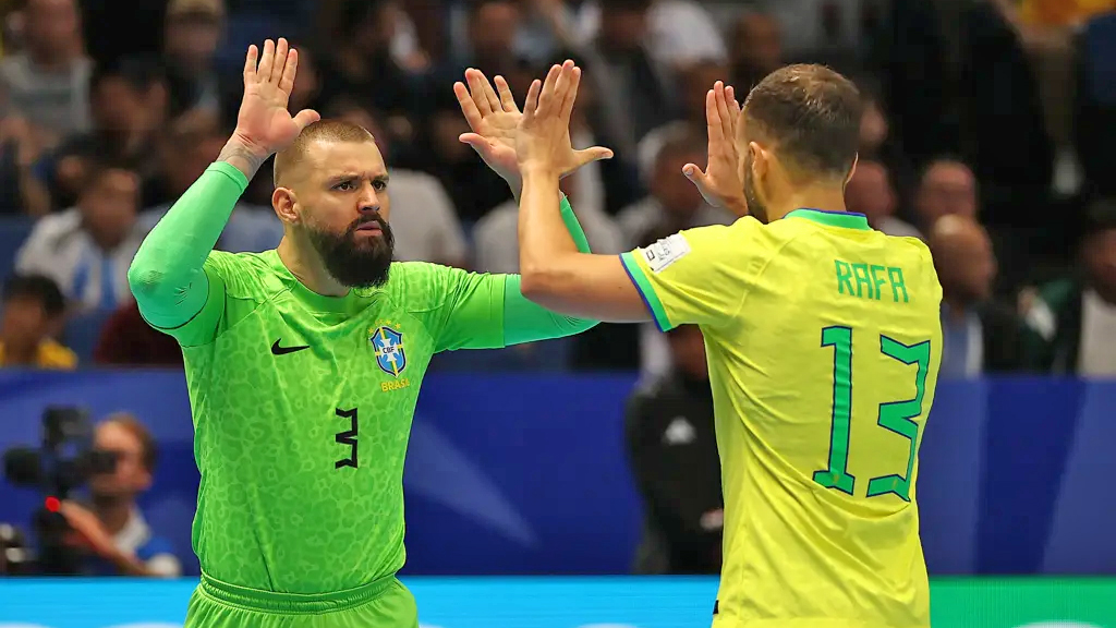 Willian, comemorando com Rafa Santos, colocou o nome na história