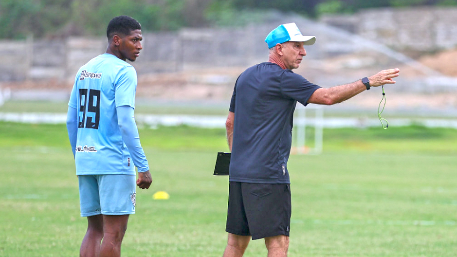 Márcio passa orientações para Yony González em treino no CT